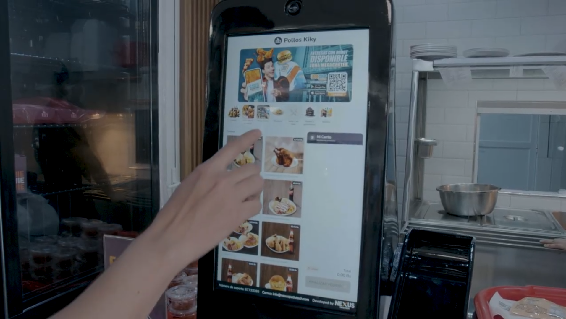 Paso 1 — Ordena desde la pantalla táctil del kiosko